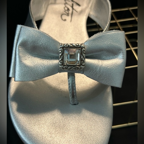BRIGHTON ‘NELL’ SILVER METALLIC LEATHER BOW SANDAL w/Crystal Accent Sz. 7 - Picture 5 of 12